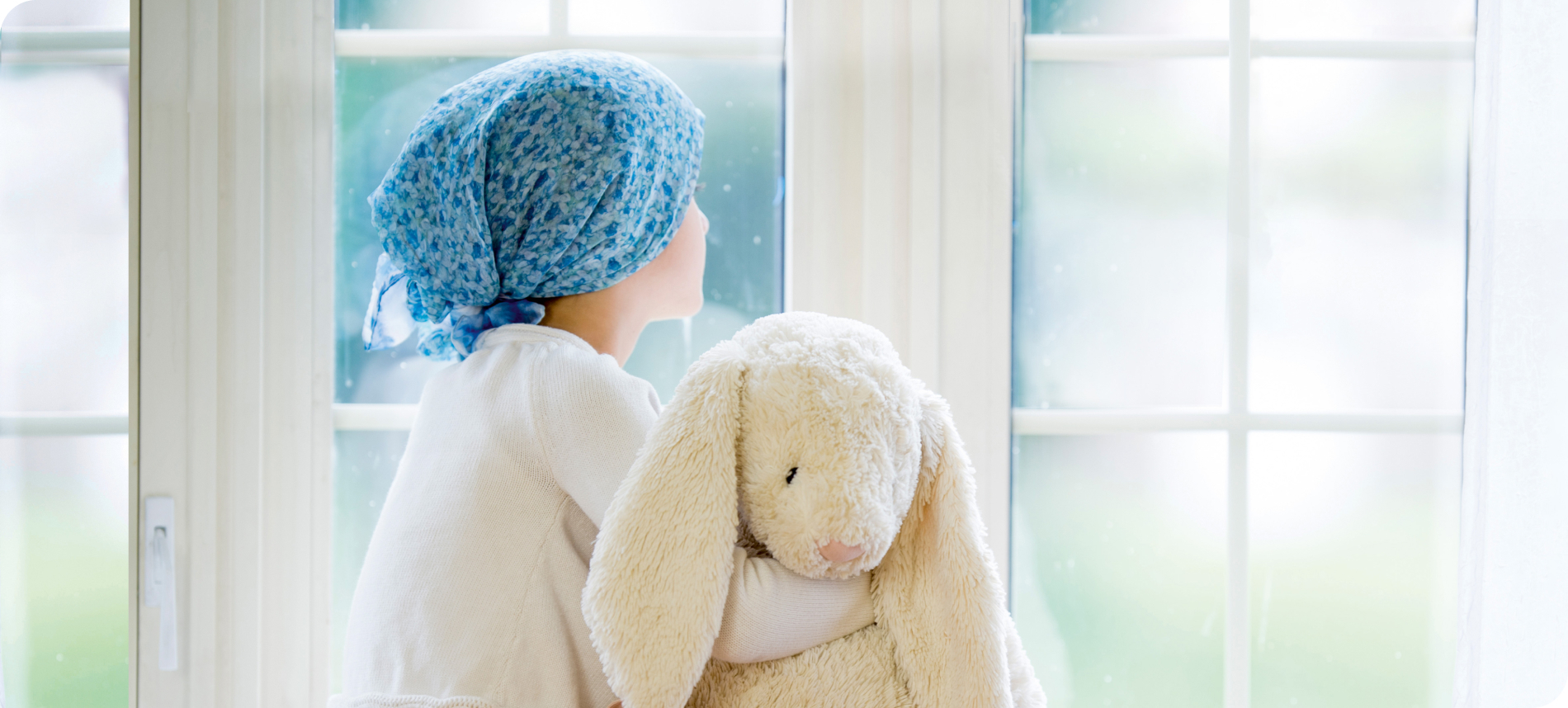 Kleine Patientin mit Kuscheltier