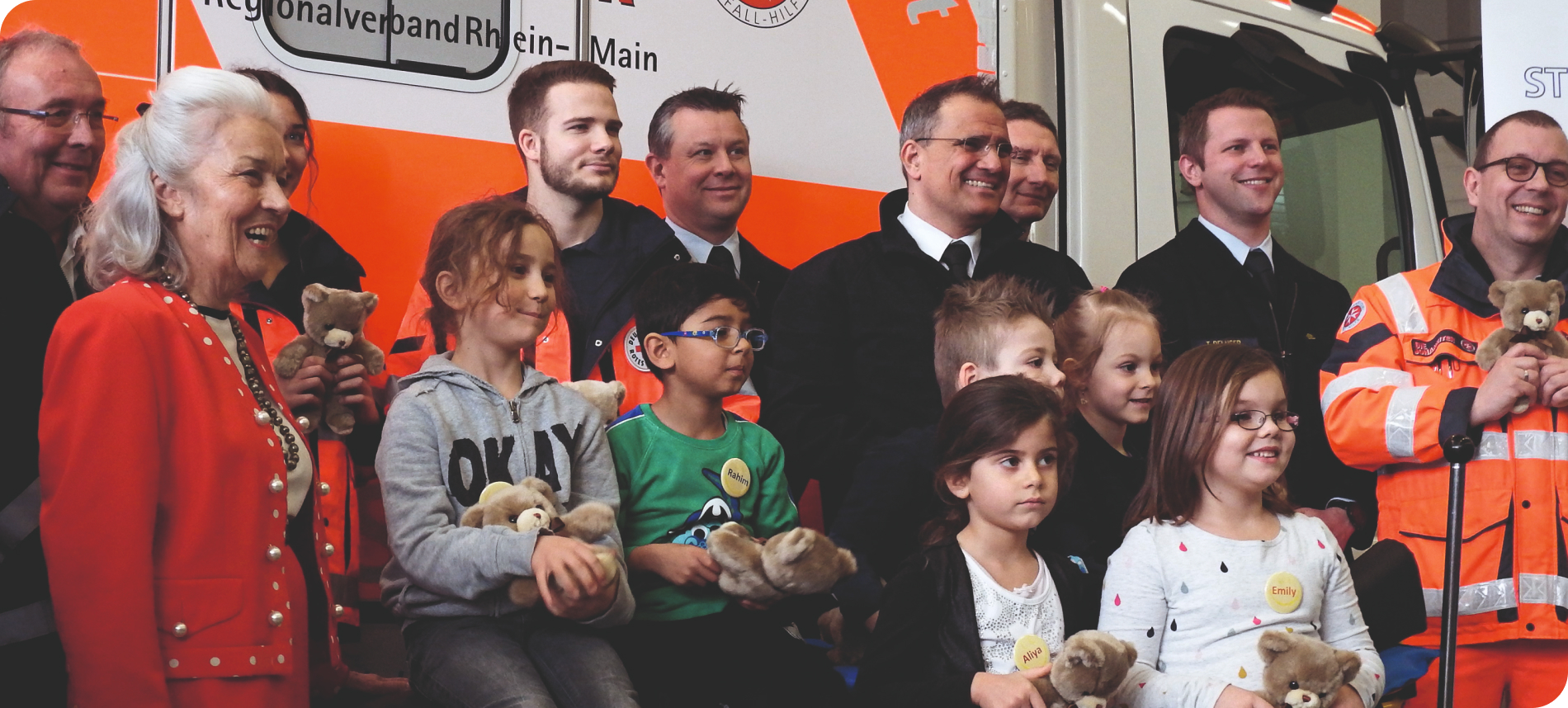 Feuerwehr, Polizei, Rettungsdienst und Kinder mit "erkrankten" Kuscheltieren