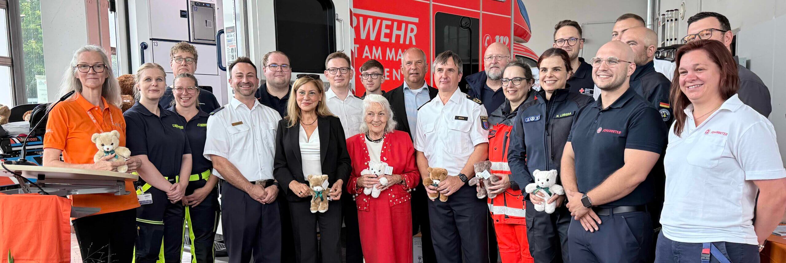 Gruppenfoto bei der Übergabe der Rettungsteddys